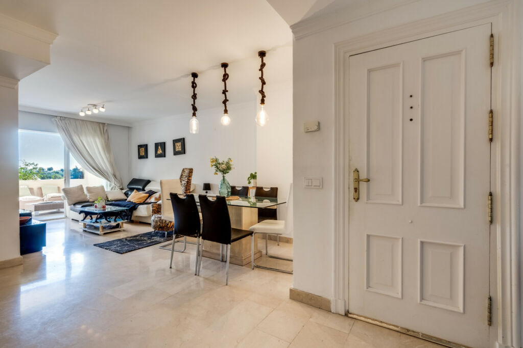 Middle Floor Apartment La Quinta Málaga - image 6