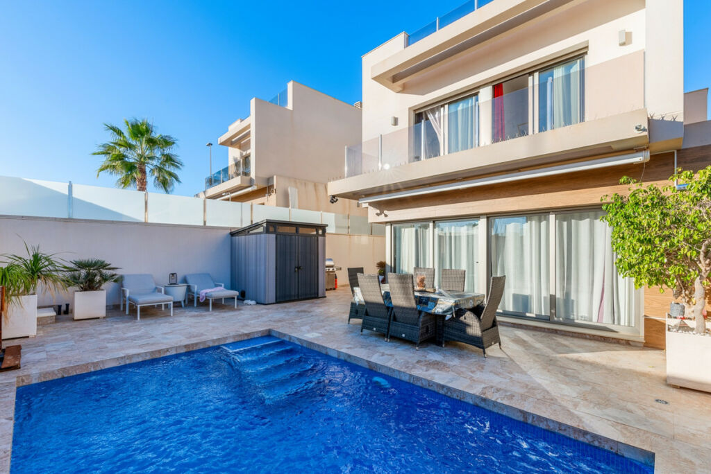 Detached Villa Villamartin Alicante - image 4