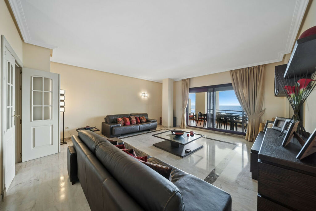 Middle Floor Apartment Benalmadena Málaga - image 5
