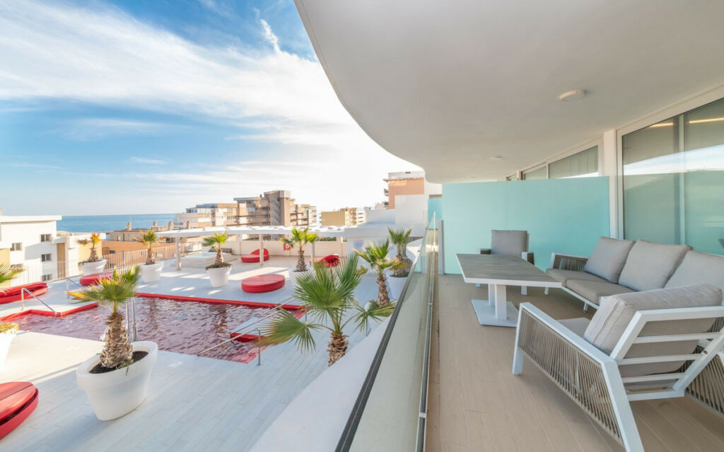 Middle Floor Apartment Carvajal Málaga - image 5