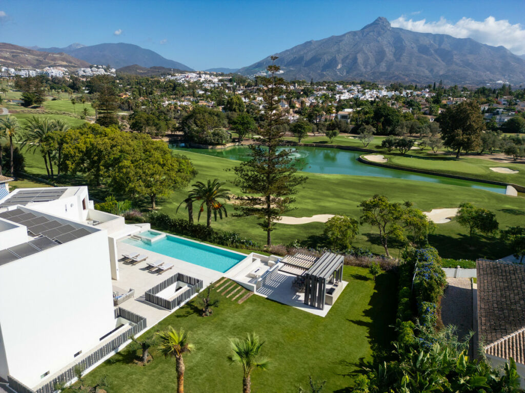 Detached Villa Nueva Andalucía Málaga - image 5