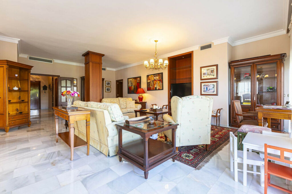 Middle Floor Apartment Nueva Andalucía Málaga - image 5