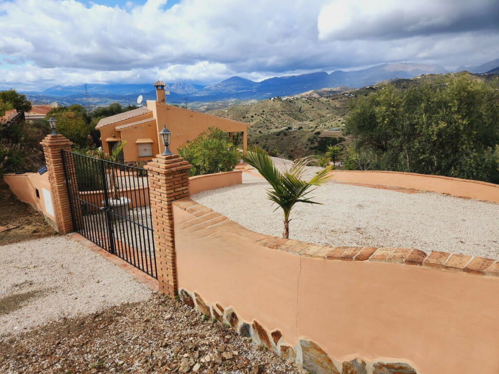 Detached Villa Canillas de Aceituno Málaga - image 6