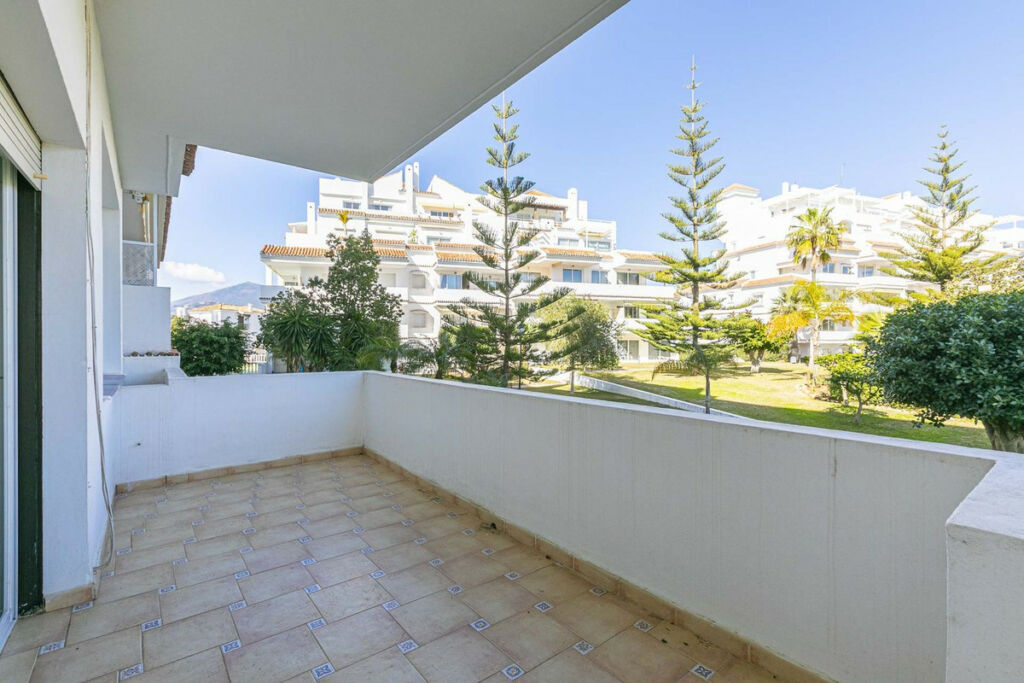 Middle Floor Apartment Nueva Andalucía Málaga - image 6