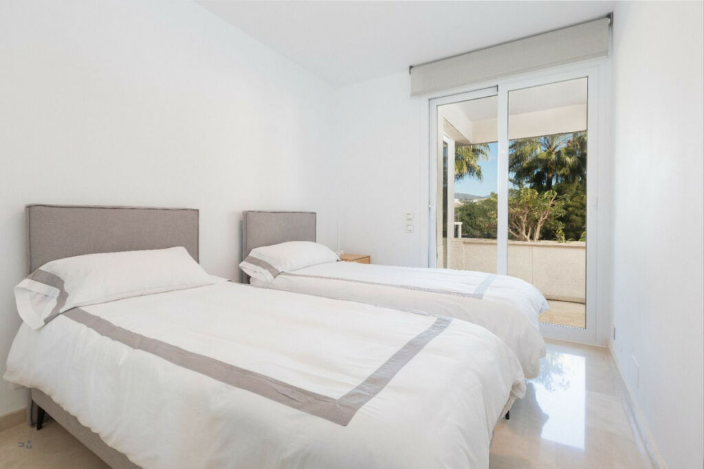 Middle Floor Apartment Estepona Málaga - image 6