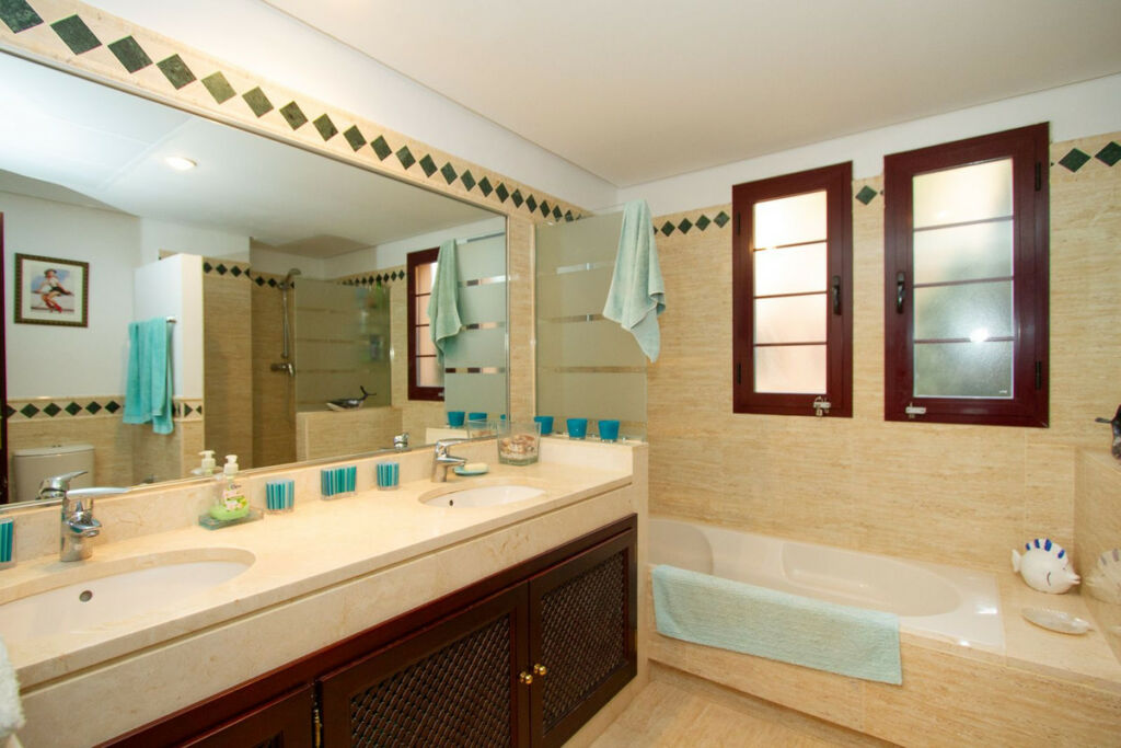 Ground Floor Apartment La Mairena Málaga - image 6