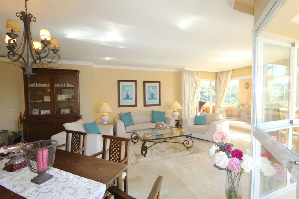 Middle Floor Apartment Elviria Málaga - image 5