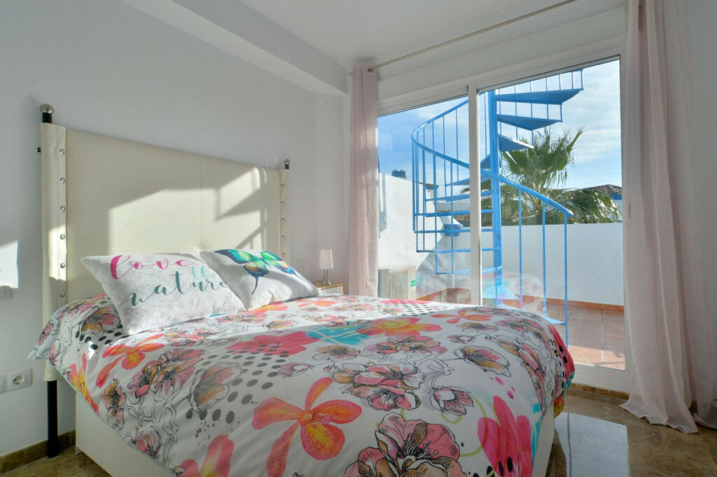 Top Floor Apartment Estepona Málaga - image 4