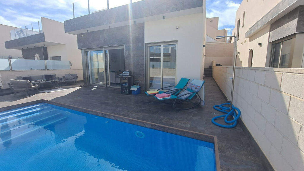 Detached Villa Villamartin Alicante - image 6