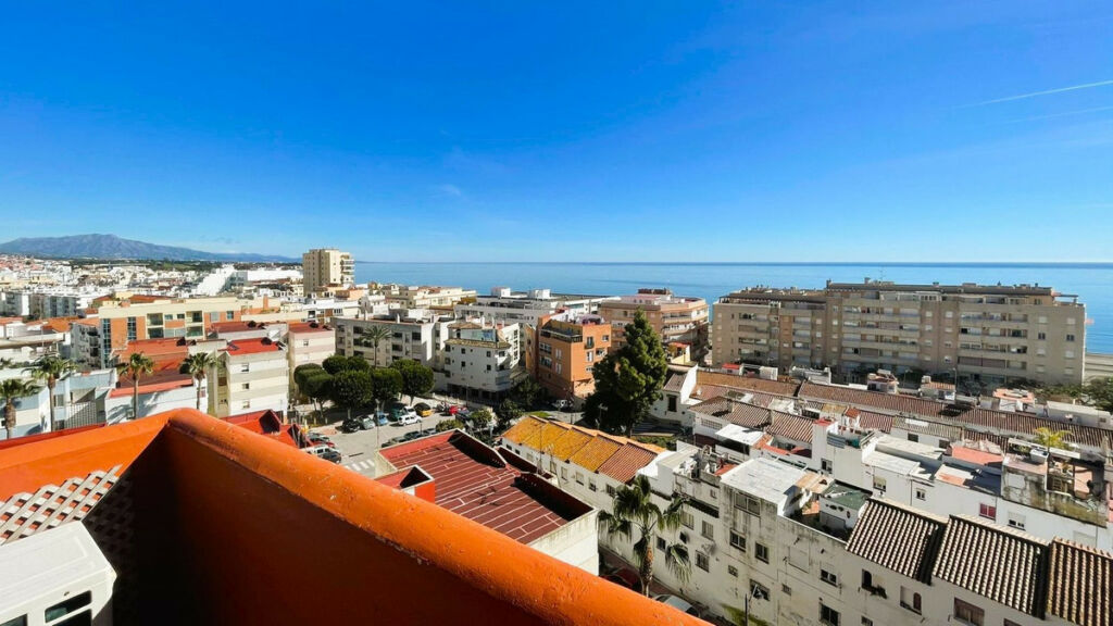 Top Floor Apartment Estepona Málaga - image 2