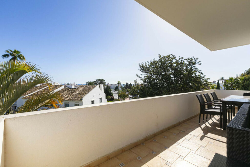 Middle Floor Apartment Nueva Andalucía Málaga - image 7