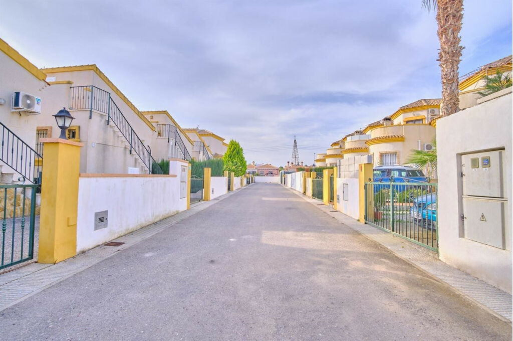 Detached Villa Los Montesinos Alicante - image 7