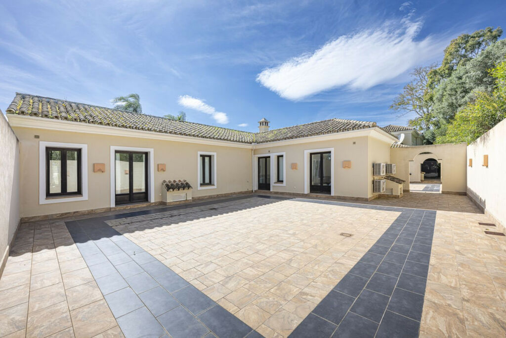 Detached Villa Sotogrande Cádiz - image 7