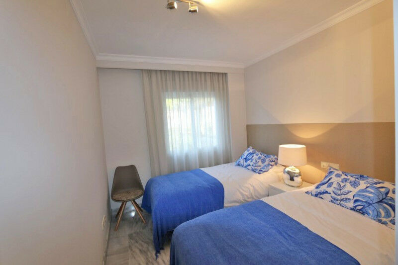 Middle Floor Apartment Nueva Andalucía Málaga - image 7