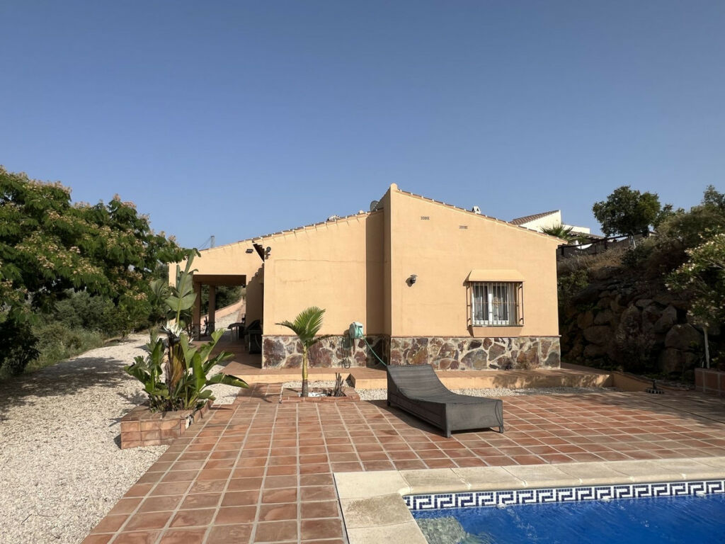 Detached Villa Canillas de Aceituno Málaga - image 7