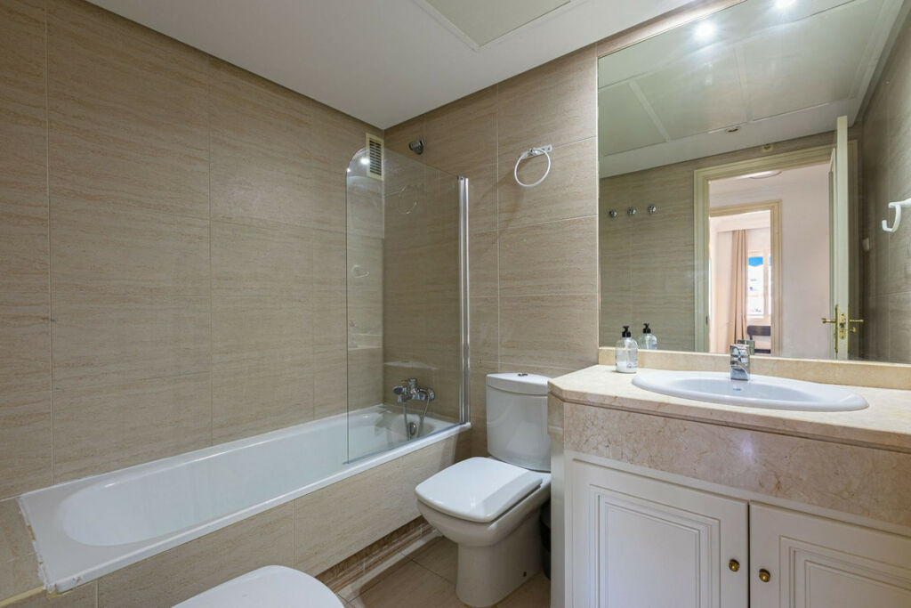 Middle Floor Apartment Puerto Banús Málaga - image 8