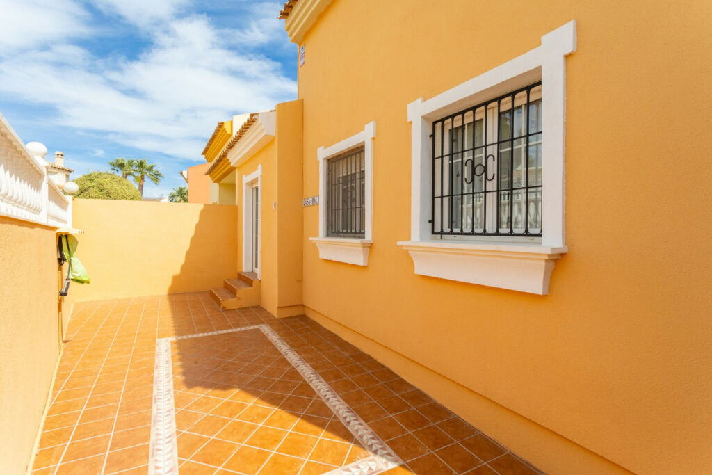 Detached Villa Cabo Roig Alicante - image 8
