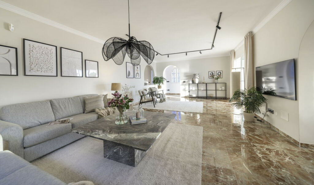 Detached Villa Sierrezuela Málaga - image 8