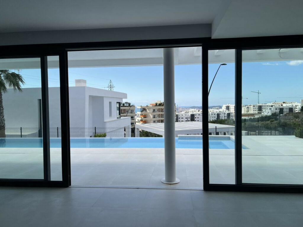 Detached Villa Fuengirola Málaga - image 4