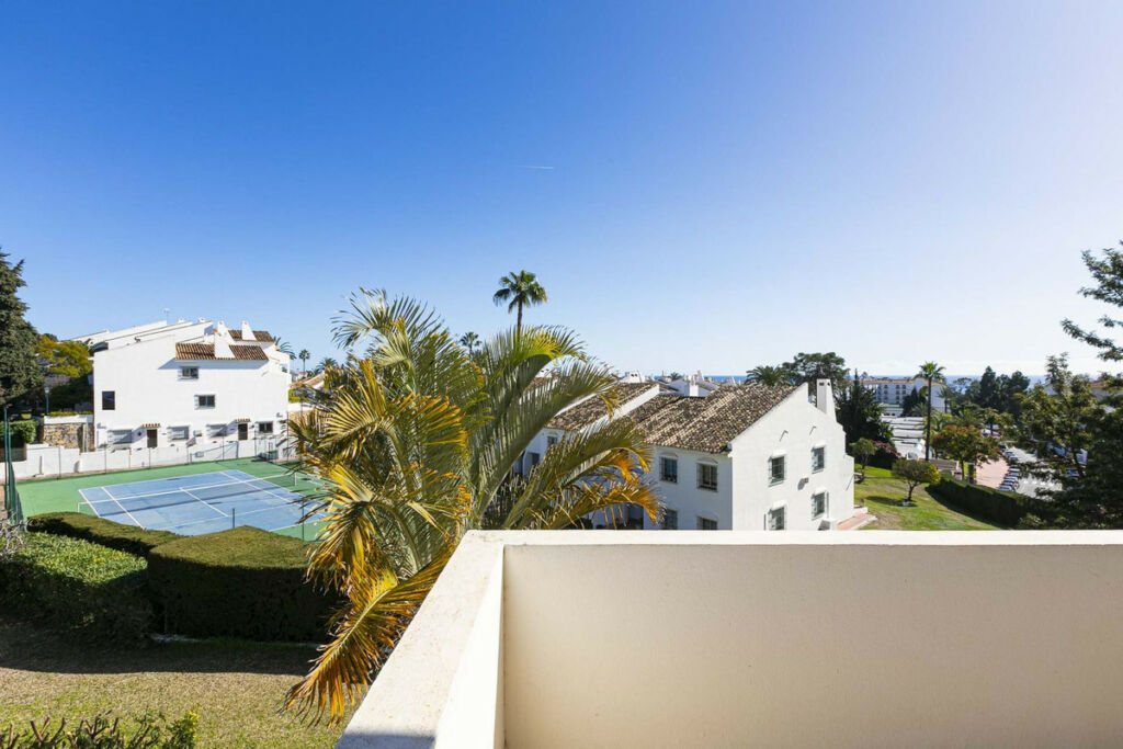 Middle Floor Apartment Nueva Andalucía Málaga - image 8