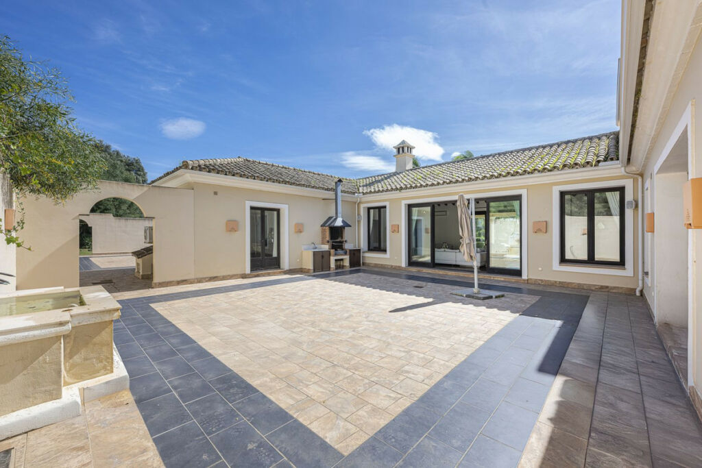 Detached Villa Sotogrande Cádiz - image 8