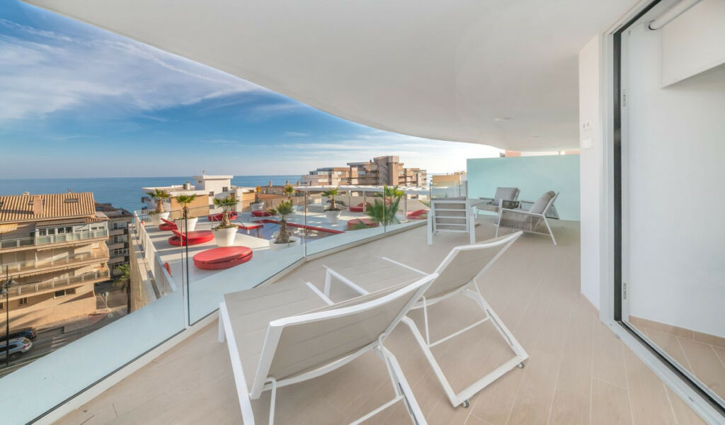 Middle Floor Apartment Carvajal Málaga - image 8