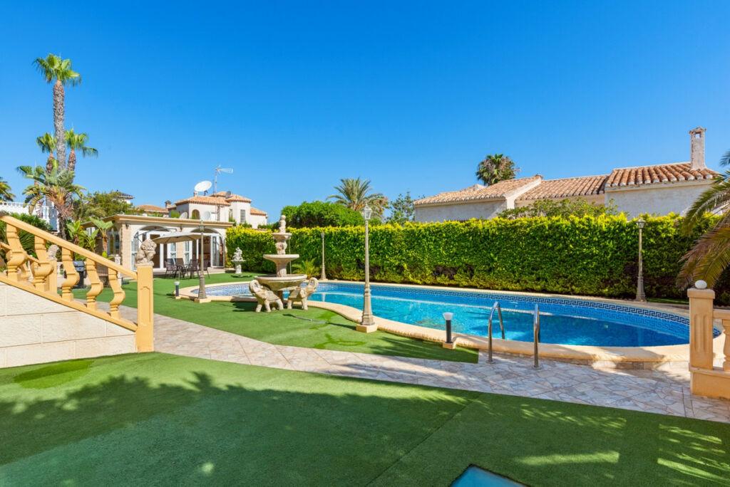Detached Villa Playa Flamenca Alicante - image 8