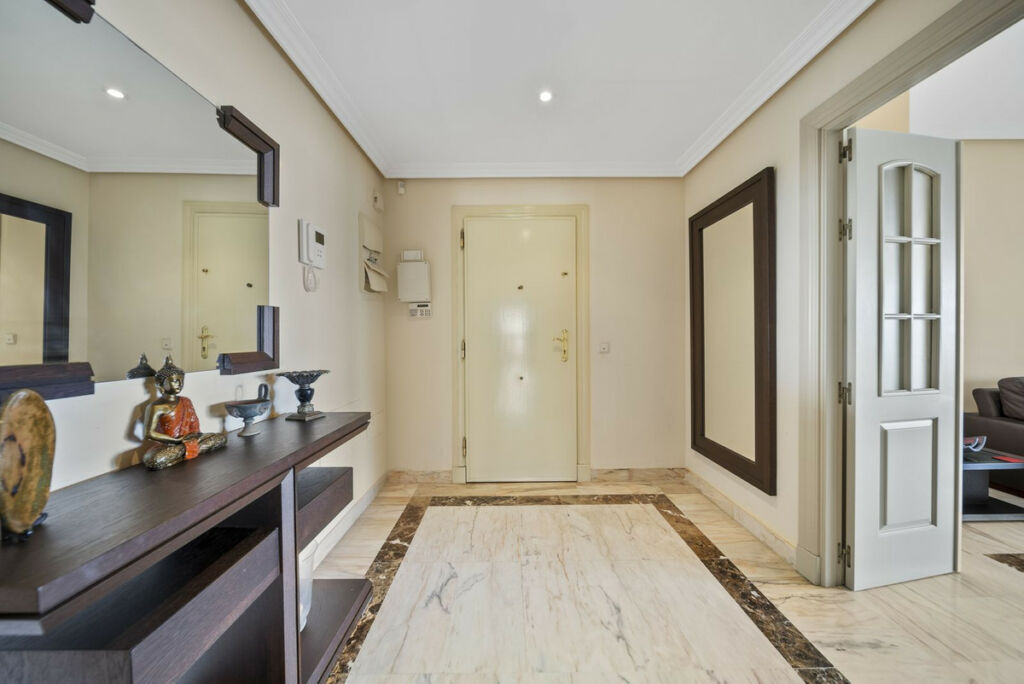 Middle Floor Apartment Benalmadena Málaga - image 8