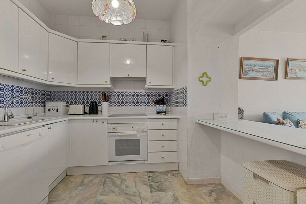 Middle Floor Apartment Fuengirola Málaga - image 9