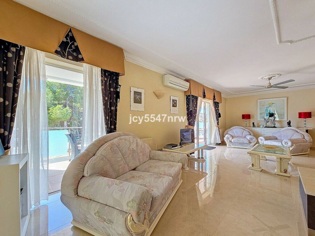 Detached Villa Moraira Alicante - image 9