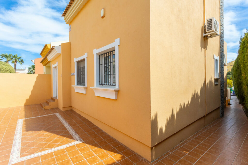 Detached Villa Cabo Roig Alicante - image 9