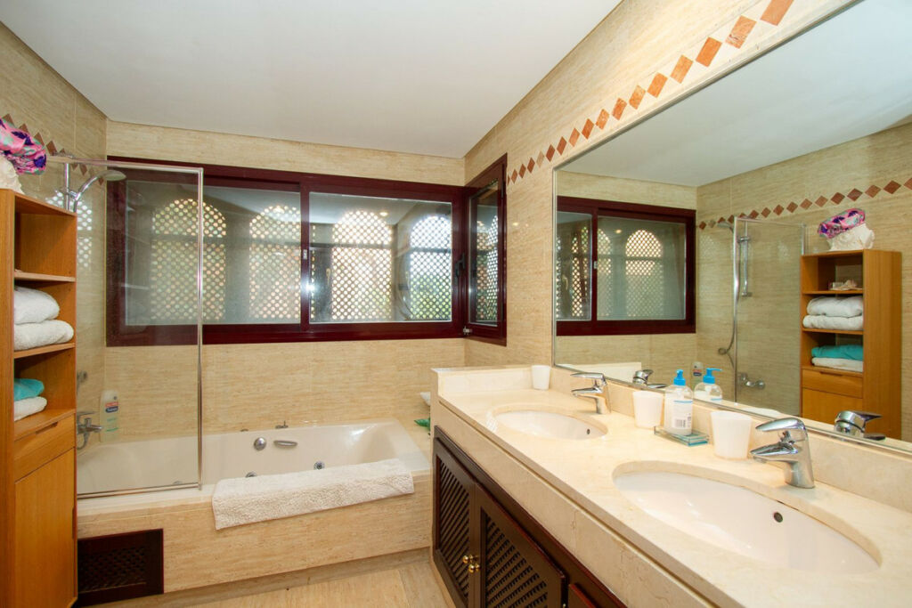 Ground Floor Apartment La Mairena Málaga - image 9