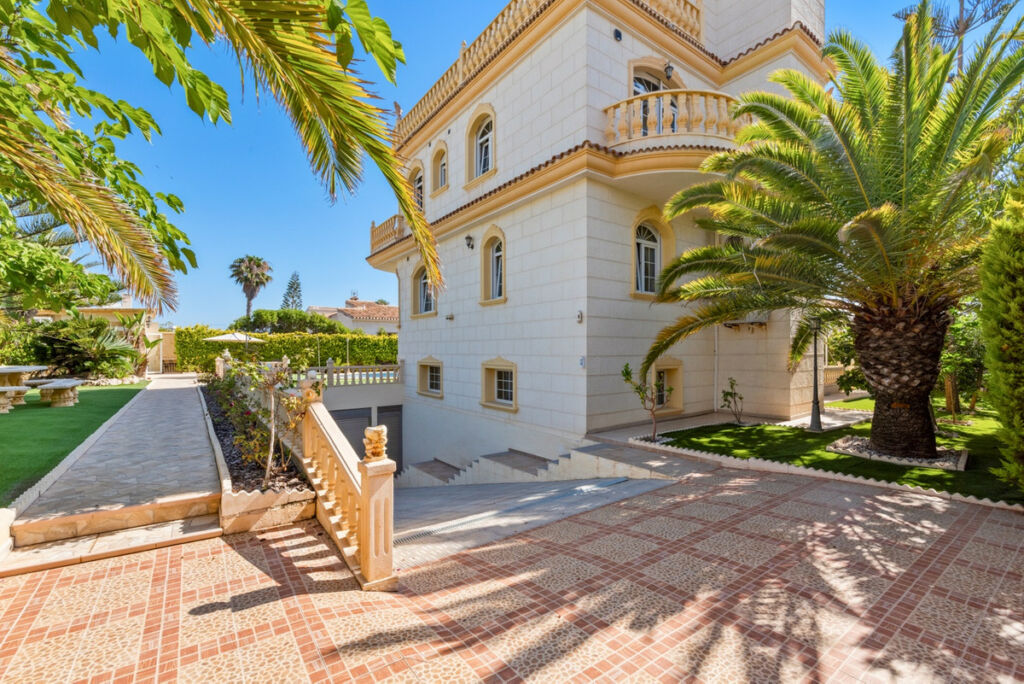 Detached Villa Playa Flamenca Alicante - image 9
