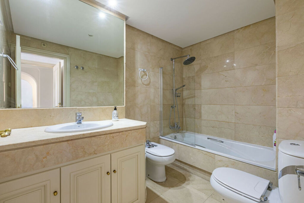 Middle Floor Apartment Puerto Banús Málaga - image 9