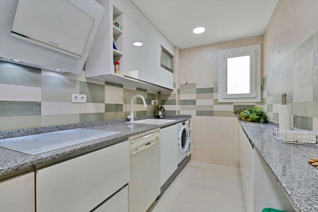 Middle Floor Apartment Fuengirola Málaga - image 9