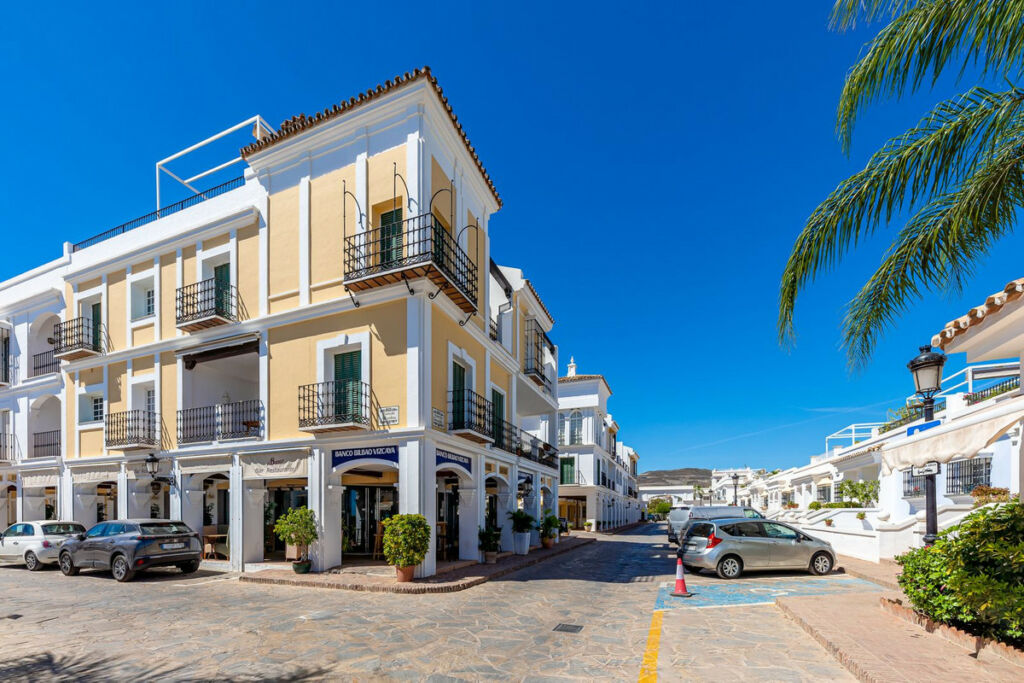 Townhouse Aloha Málaga - image 11