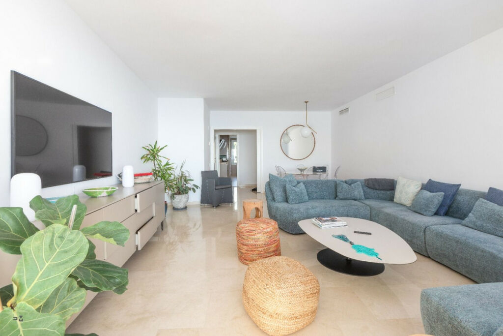 Middle Floor Apartment Estepona Málaga - image 9