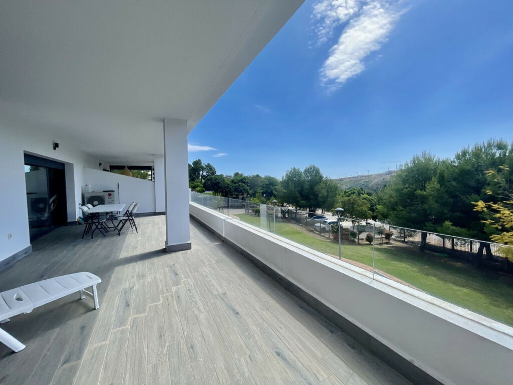 Middle Floor Apartment Estepona Málaga - image 2