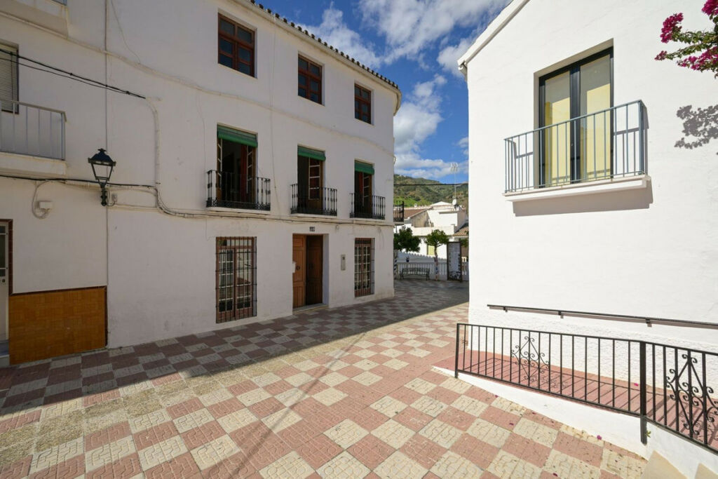 Townhouse Tolox Málaga - image 2