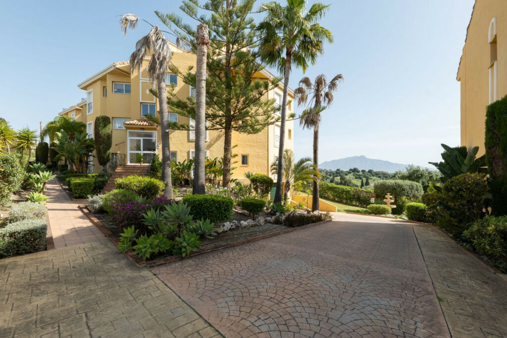 Middle Floor Apartment Estepona Málaga - image 2