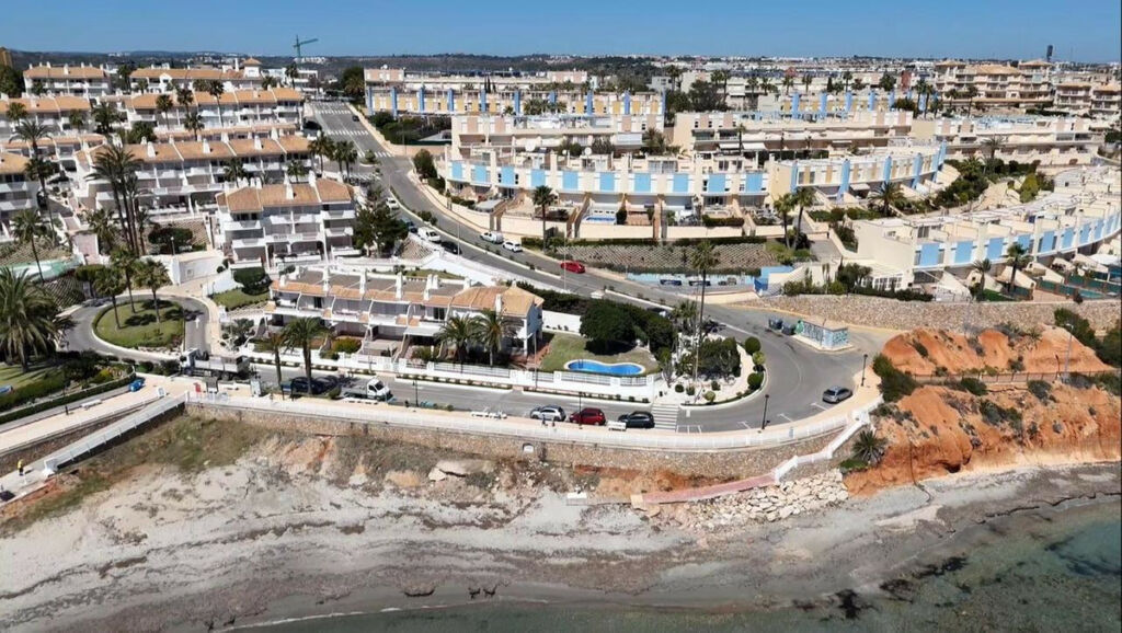 Detached Villa Cabo Roig Alicante - image 2