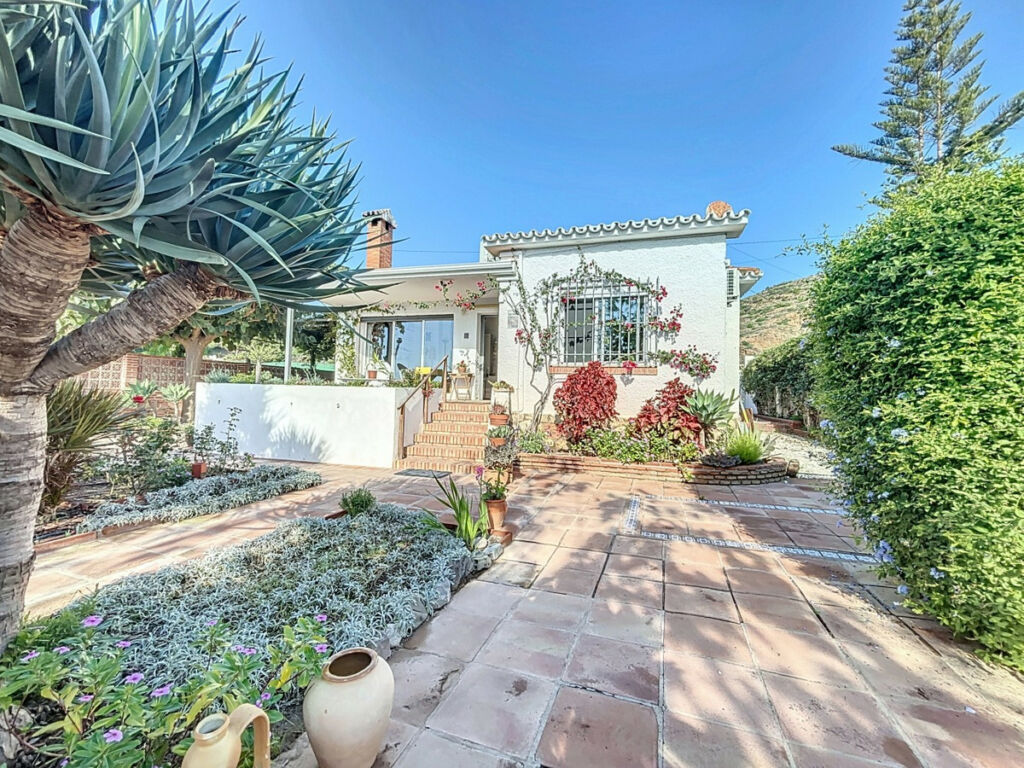 Detached Villa Almayate Málaga - image 2
