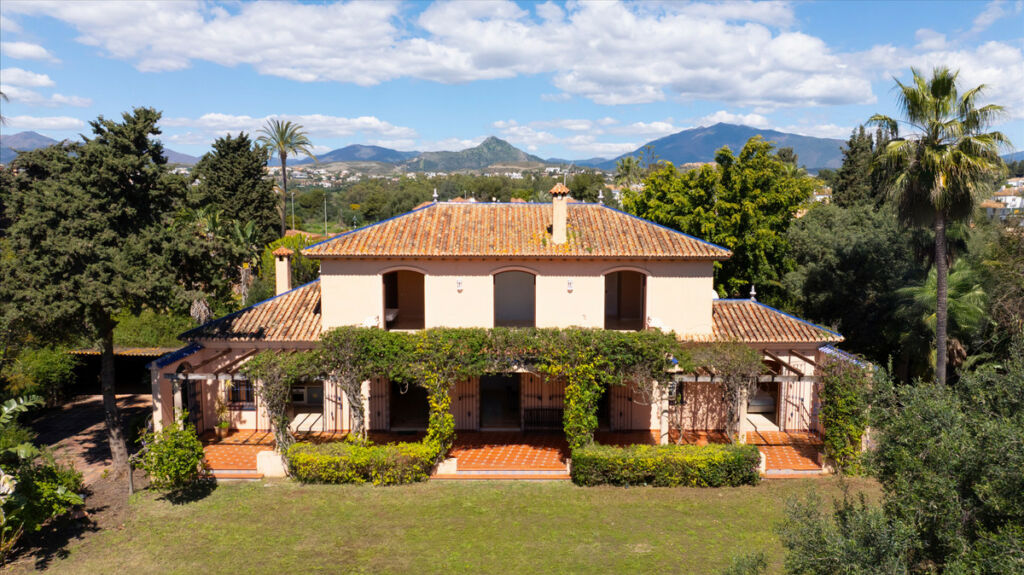 Detached Villa Estepona Málaga - image 2