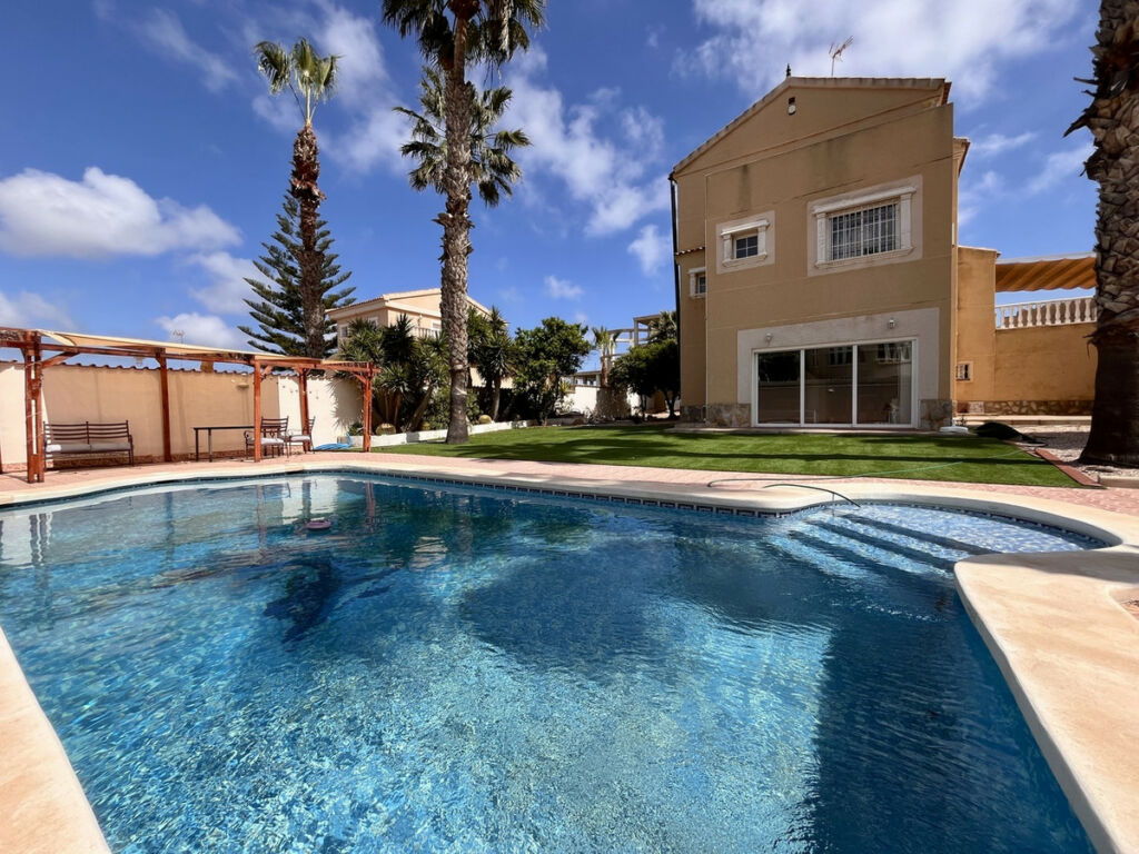 Detached Villa La Zenia Alicante