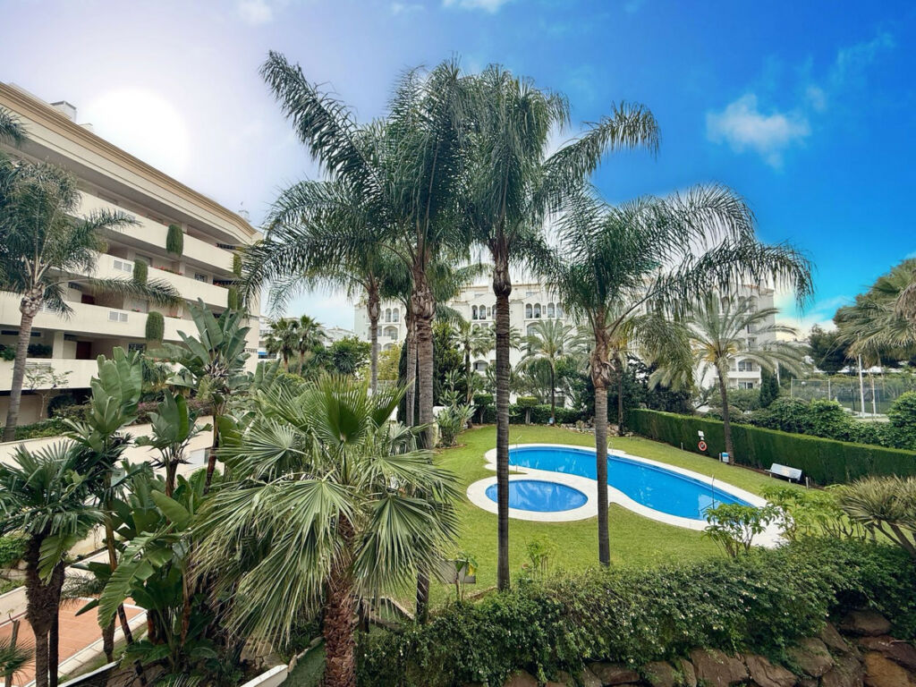 Middle Floor Apartment Puerto Banús Málaga
