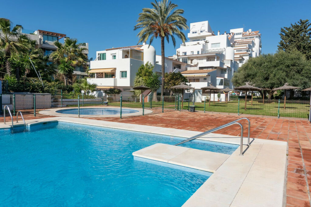 Middle Floor Apartment Estepona Málaga - image 2