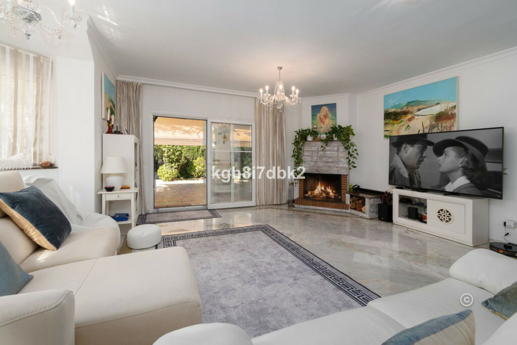 Detached Villa Estepona Málaga - image 11