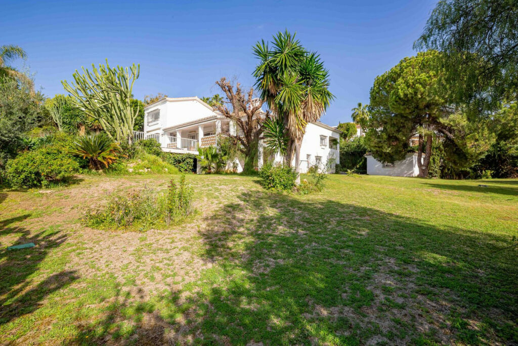 Detached Villa El Paraiso Málaga - image 10
