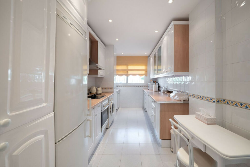 Middle Floor Apartment Estepona Málaga - image 10