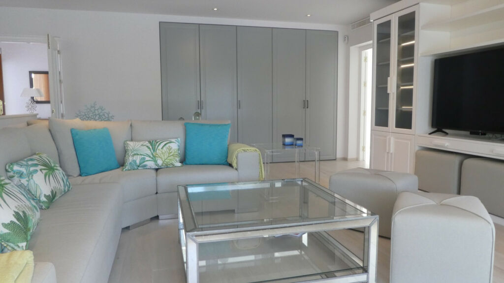 Detached Villa Estepona Málaga - image 10